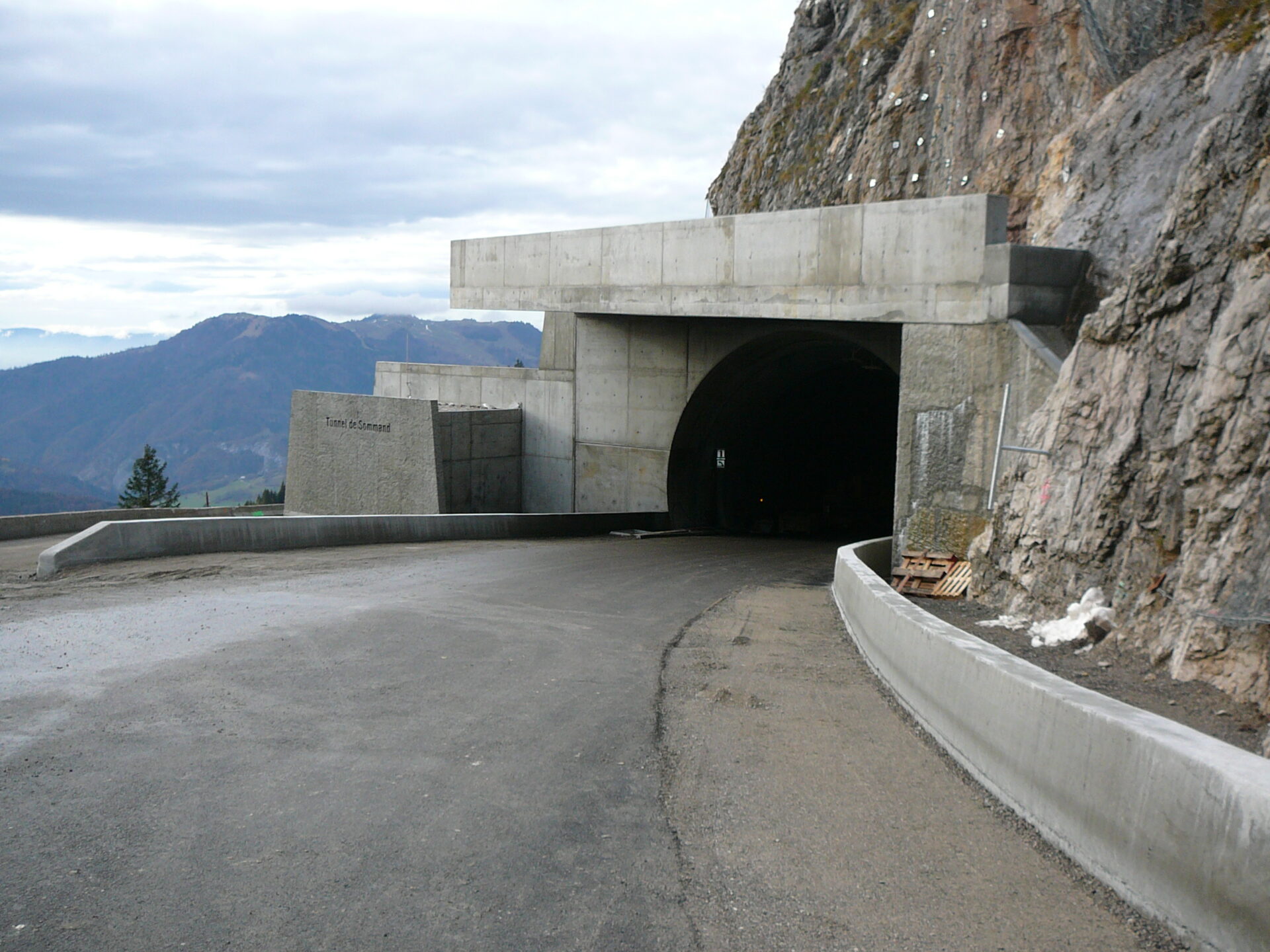 Tunnel et paravalanche de Sommand, Mieussy, France